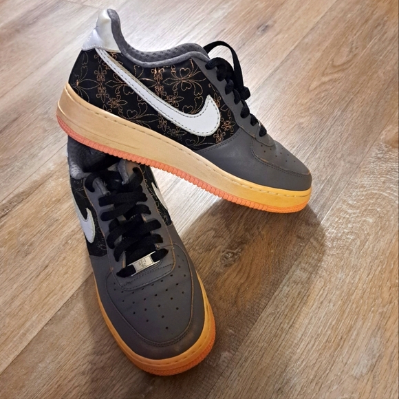 Nike Air Force 1 Gray Low Tops Black Gold Floral Design Women's Sneakers Size 8 - Picture 1 of 12
